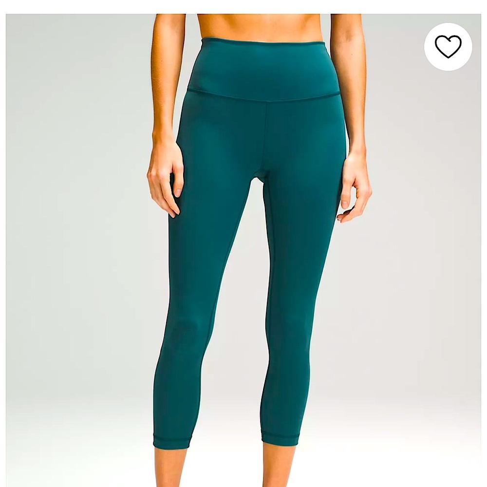 Lulu pace rival crop. Beautiful teal color. Excellent condition. Size 8.